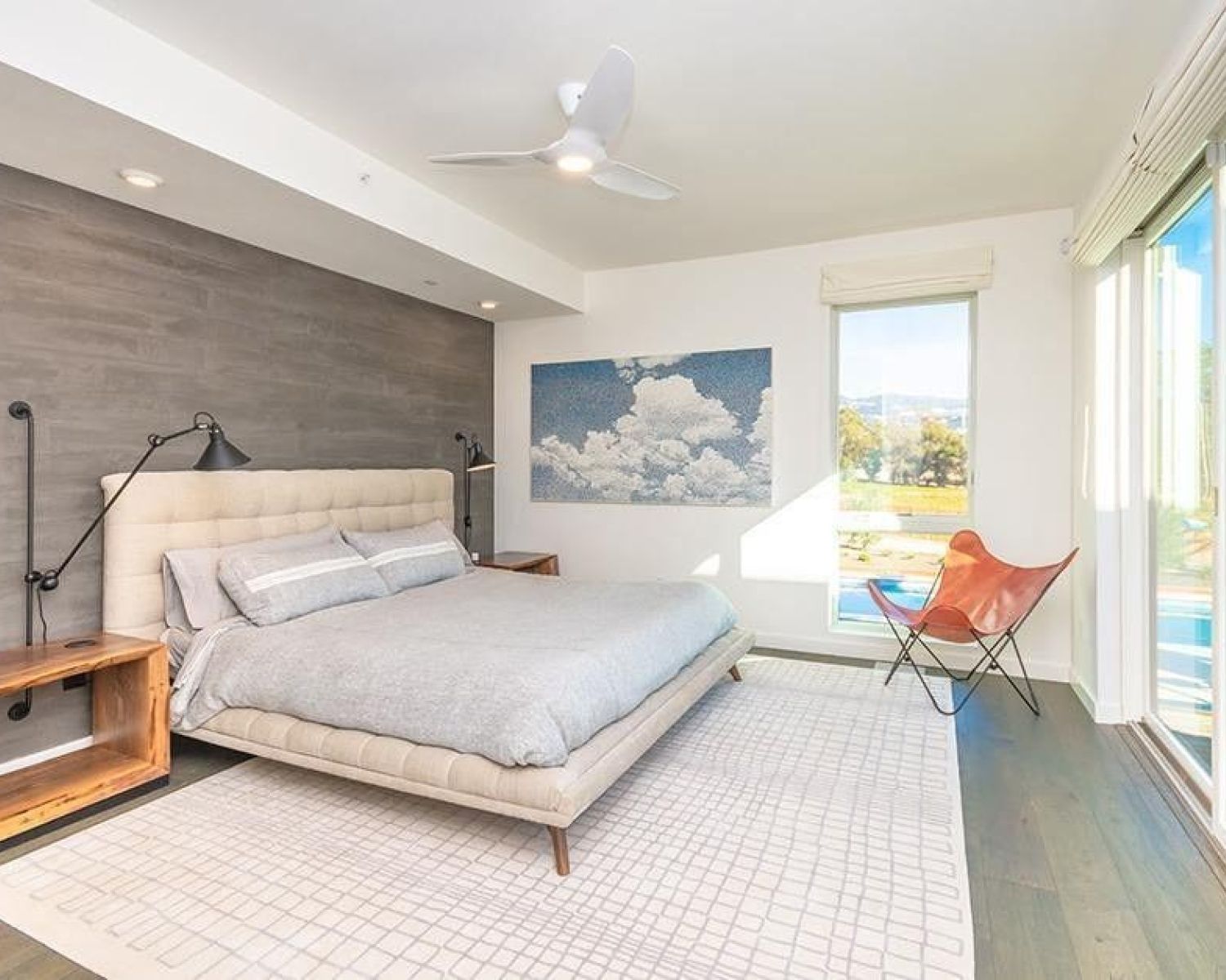 light walls in bedroom 